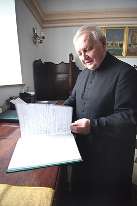 	Autorem muzyki  do kompozycji o Prymasie Tysiąclecia jest ks. prałat Wiesław Kądziela.