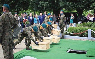 Pochówek z ceremoniałem wojskowym odbył się  na cmentarzu w Kalinowie.