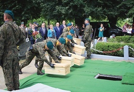 Pochówek z ceremoniałem wojskowym odbył się  na cmentarzu w Kalinowie.