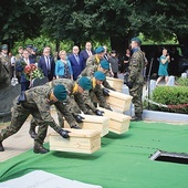 Pochówek z ceremoniałem wojskowym odbył się  na cmentarzu w Kalinowie.