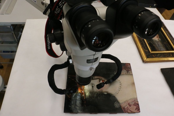 Nowoczesny mikroskop w Pracowni Konserwacji Malarstwa Muzeum Książąt Czartoryskich