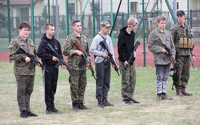 Warsztaty wojskowe to musztra, ale również (bezpieczne) ćwiczenia z bronią.