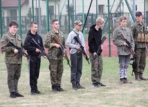 Warsztaty wojskowe to musztra, ale również (bezpieczne) ćwiczenia z bronią.