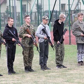 Warsztaty wojskowe to musztra, ale również (bezpieczne) ćwiczenia z bronią.