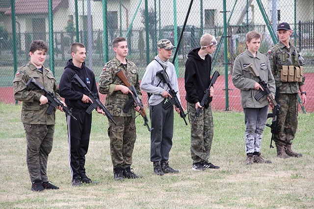 Warsztaty wojskowe to musztra, ale również (bezpieczne) ćwiczenia z bronią.