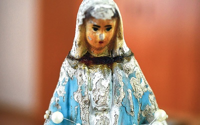 ▲	Jedna ze zniszczonych figurek Matki Bożej przyniesionych  do parafii.