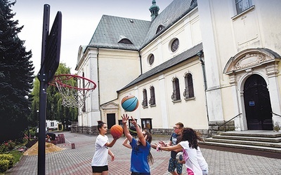 ▲	Dzieci próbują trafić piłką do kosza w ramach jednego z konkursów sportowych.