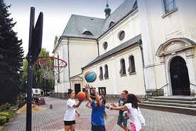 ▲	Dzieci próbują trafić piłką do kosza w ramach jednego z konkursów sportowych.