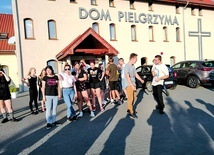 ▲	Przed głównym wejściem do skrzatuskiego Domu Pielgrzyma.