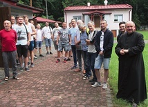 Ks. Mirosław Kszczot z grupą oczekujących na szkolenie.