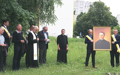 Ks. Wiesław Lenartowicz i ks. Marcin Andrzejewski (z prawej) podczas modlitwy pod krzyżem.