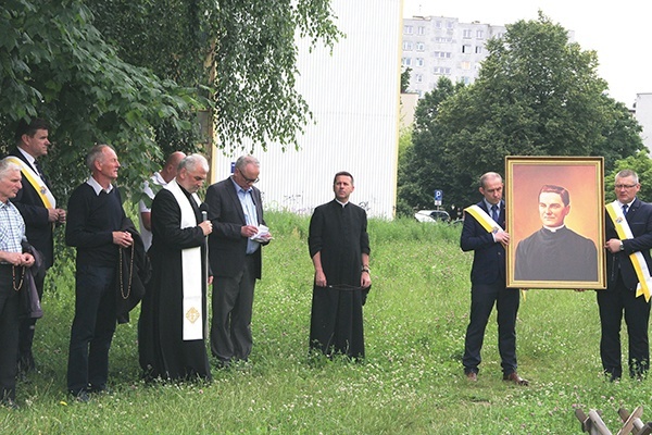 Ks. Wiesław Lenartowicz i ks. Marcin Andrzejewski (z prawej) podczas modlitwy pod krzyżem.