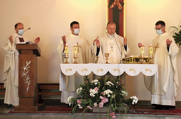 Eucharystię celebrowali (od lewej): ks. Zdzisław Bochniak, ks. Grzegorz Wójcik, bp Marek Solarczyk i ks. Andrzej Jędrzejewski.