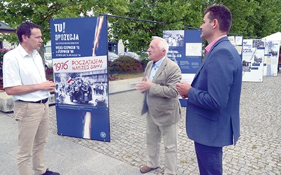 O wystawie opowiada jej inicjator i twórca. Z lewej: Adam Bolek, burmistrz Białobrzegów, z prawej: Sławomir Bielecki, sekretarz miasta. 
