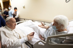 Papież nadal w szpitalu, myśli o tych, którzy nie mogą wrócić do domu