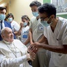 Wracając do swego szpitalnego apartamentu po modlitwie Anioł Pański, papież rozmawiał  ze spotkanymi pracownikami szpitala.