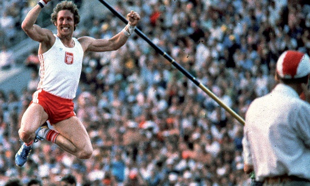 Władysław Kozakiewicz podczas zwycięskiego skoku na olimpiadzie w Moskwie.