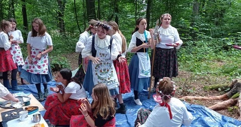 Radoniów. Harcerki w strojach regionalnych