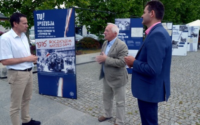 O wystawie opowiada Bogusław Bek. Z lewej: Adam Bolek, burmistrz Białobrzegów, z prawej: Sławomir Bielecki, sekretarz miasta.