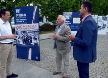 O wystawie opowiada Bogusław Bek. Z lewej: Adam Bolek, burmistrz Białobrzegów, z prawej: Sławomir Bielecki, sekretarz miasta.
