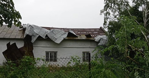 Nawałnica zniszczyła m.in. dach na budynku gospodarczym w parafii Kiernozia.