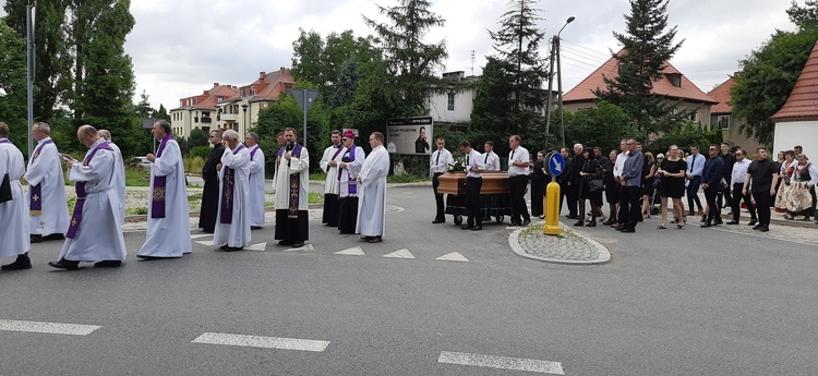 Pogrzeb śp. ks. Włodzimierza Kazimierza Górala - Msza i pochówek w Paczkowie