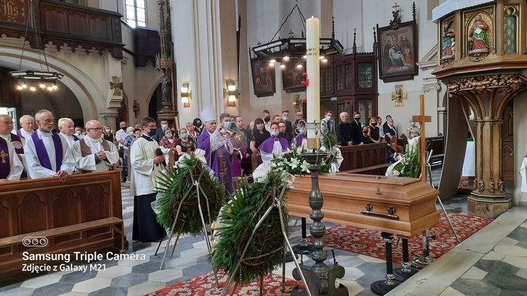 Pogrzeb śp. ks. Włodzimierza Kazimierza Górala - Msza i pochówek w Paczkowie