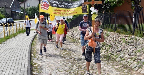 Pielgrzymi w drodze z Miastka do Sianowa