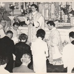 Msza Prymicyjna. Ks. Kownacki udziela Komuni świętej swoim rodzicom. 28 czerwca 1964 r.