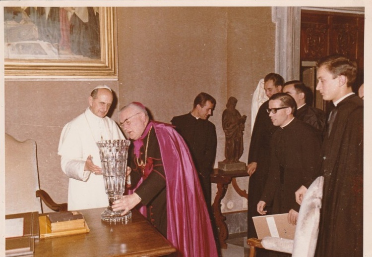 Poświęcenie figury Matki Bożej Fatimskiej przez Pawła VI. Przy Ojcu Świętym stoi ks. bp Edmund Nowicki. Ks. Jerzy Kownacki stoi pierwszy z prawej.