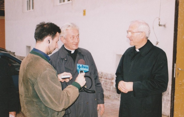 Jako tłumacz podczas wywiadu z ks. abp. Piero Marinim, ceremoniarzem Jana Pawła II.