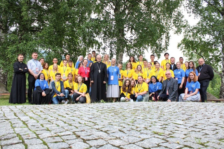 Pamiątkowe grupowe zdjęcie uczestników z bp. Markiem Mendykiem.