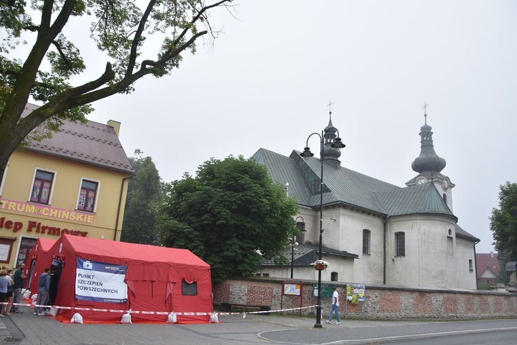 Punkt szczepień przeciwko covid-19 przy parafii w Czarnym Dunajcu