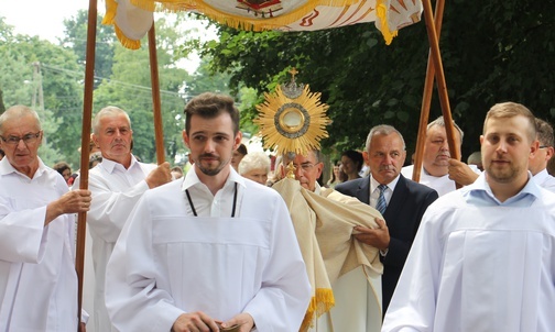 Szarlotką, tańcem i różańcem