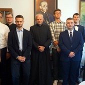 Kandydaci na pierwszy rok studiów w seminarium z zarządem. Trzeci z lewej  wicerektor ks. Jacek Mizak, piąty z lewej rektor ks. Marek Adamczyk i pierwszy z prawej prefekt ks. Sławomir Czajka. 