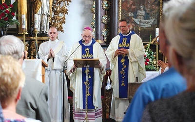 ▲	Eucharystię wraz z biskupem koncelebrowali ks. Arkadiusz Dekański, kustosz sanktuarium, i kapłani z dekanatu.