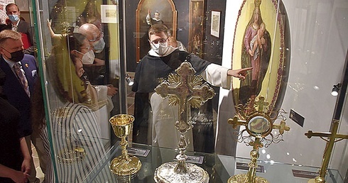 ▲	O. Michał Osek prezentuje eksponaty z bazyliki św. Mikołaja.