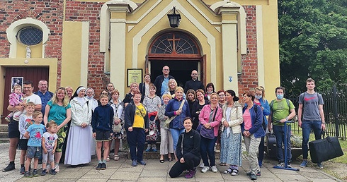 ▲	Większość grup wyruszających na jakubowy szlak rozpoczynała wędrówkę od Mszy św. w kościele św. Jakuba w Gdańsku- -Oliwie. Na zdjęciu katecheci.