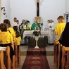 Stypendyści na modlitwie z biskupem legnickim.