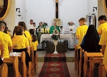 Stypendyści na modlitwie z biskupem legnickim.