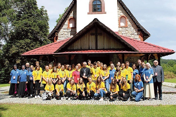 Młodzież z diecezji świdnickiej i legnickiej na wyjeździe w Borowicach.
