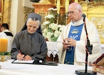 Moment podpisania stosownych dokumentów w dniu ślubowania.