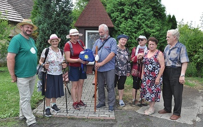 ▲	Pątnicy w Opolu- -Borkach pokazują niesione atrybuty: torbę, kij i księgę pamiątkową.