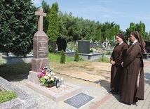 ▲	Co roku siostry przyjeżdżają na grób  ks. Krawieckiego,  aby dziękować za jego życie i wkład w historię ich zgromadzenia.