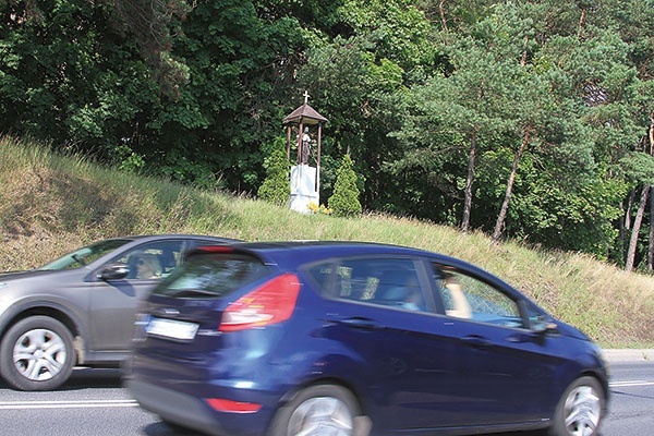 ▲	Wjeżdżających do miasta od strony Kowala wita stara figura św. Jakuba.