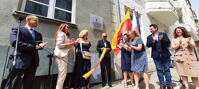 Inskrypcję odsłonięto na budynku, w którym do końca życia mieszkał artysta. – Tata stolicę kochał ponad wszystko, zawsze nosił ją w sercu – powiedziała podczas uroczystości jego córka Agata Młynarska. 