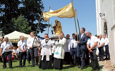 Procesja z Najświętszym Sakramentem i figurą Matki Bożej.