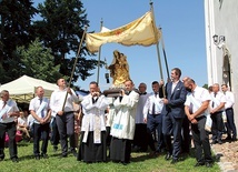 Procesja z Najświętszym Sakramentem i figurą Matki Bożej.