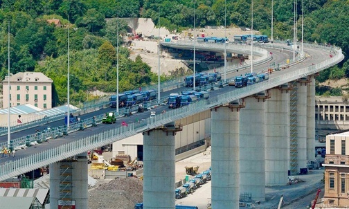 Nowy most San Giorgio powstał w miejsce mostu Morandi, który runął w 2018 roku. Na zdjęciu próby obciążenia z udziałem jeżdżących po przeprawie ciężarówek wypełnionych piasekiem.