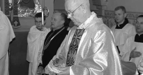 Przasnysz. Nie żyje ks. prał. Tadeusz Niestępski